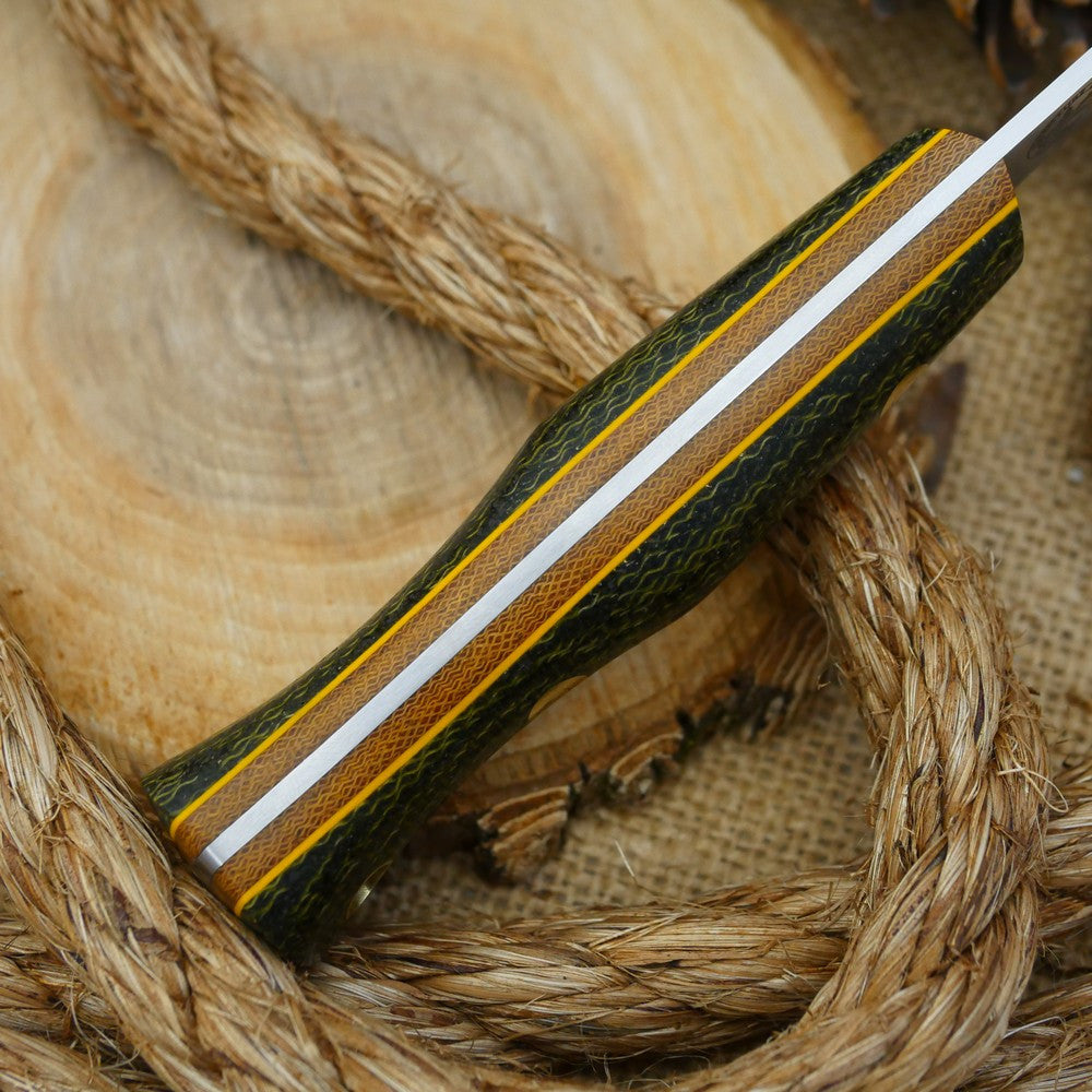 A Voyageur bushcraft knife with evergreen burlap handle scales and double liners